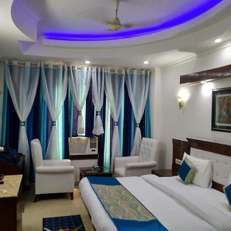 Hotel Tjs Grand Delhi Kültér fotó