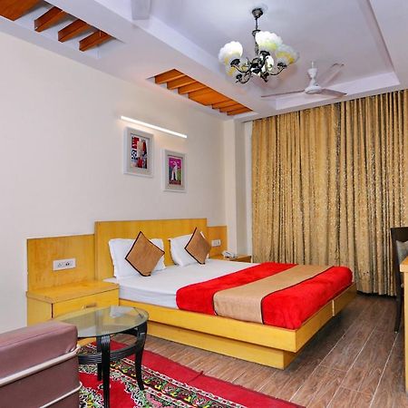 Hotel Tjs Grand Delhi Kültér fotó