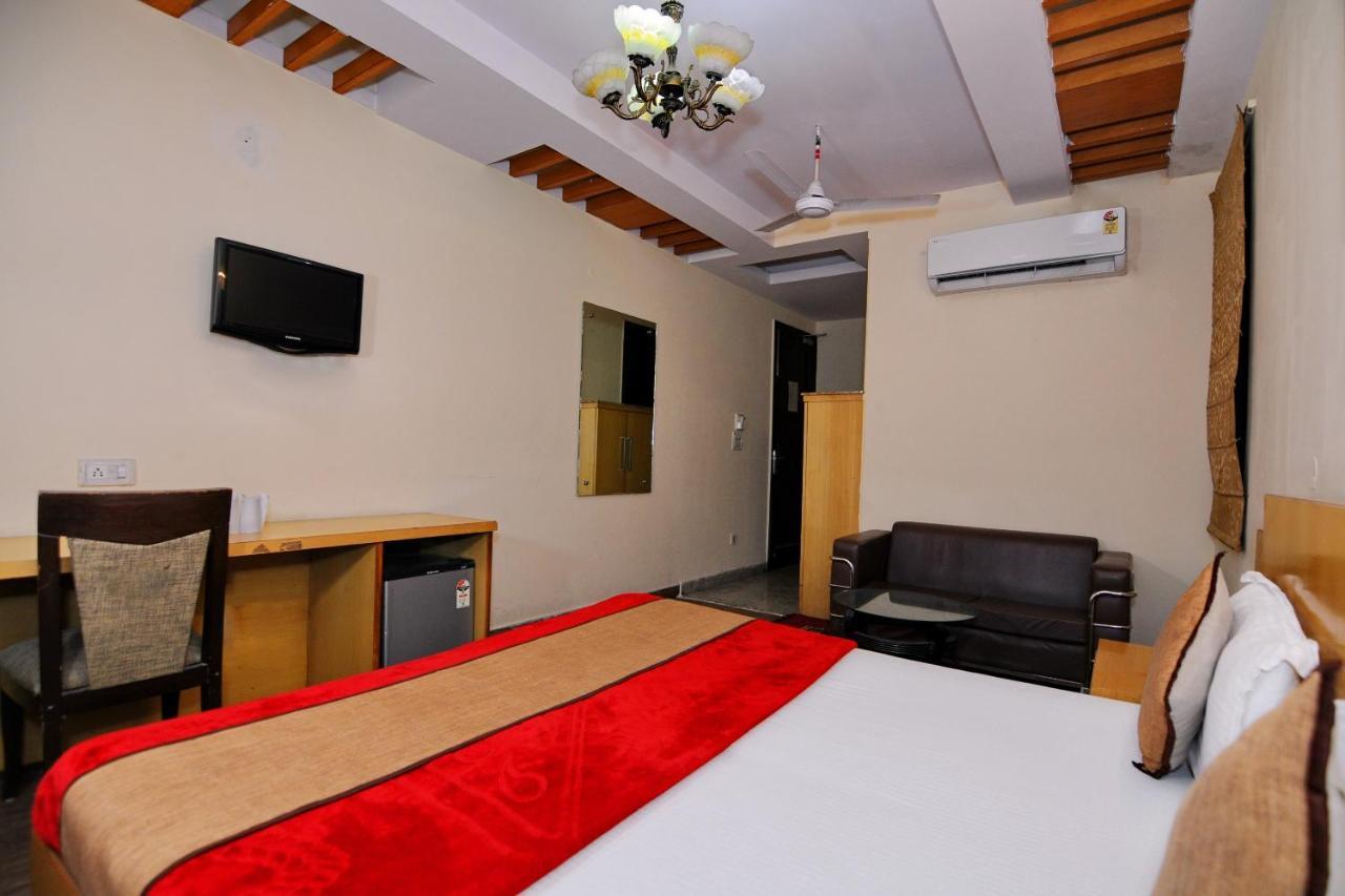 Hotel Tjs Grand Delhi Kültér fotó