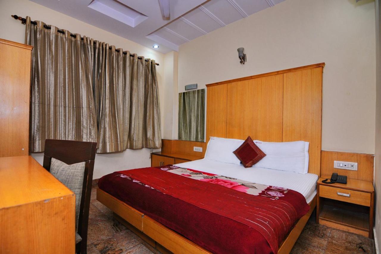 Hotel Tjs Grand Delhi Kültér fotó