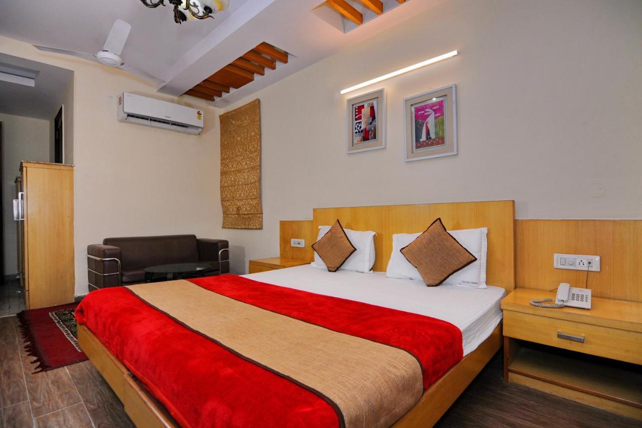 Hotel Tjs Grand Delhi Kültér fotó