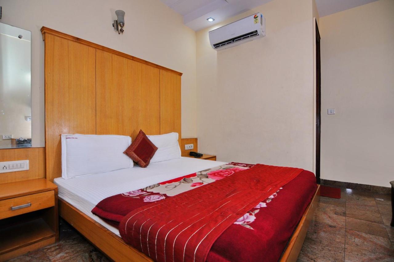 Hotel Tjs Grand Delhi Kültér fotó
