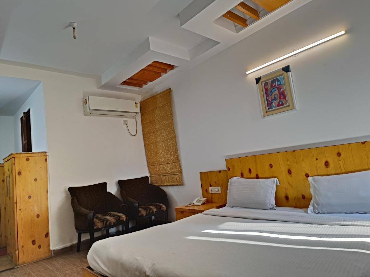 Hotel Tjs Grand Delhi Kültér fotó