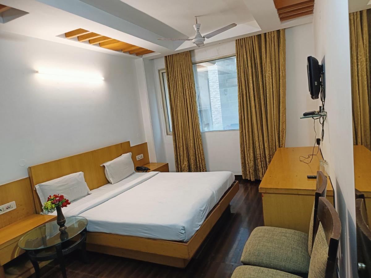 Hotel Tjs Grand Delhi Kültér fotó