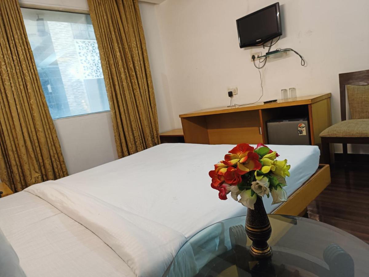 Hotel Tjs Grand Delhi Kültér fotó