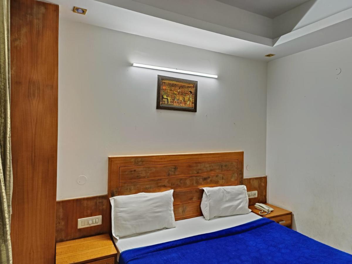 Hotel Tjs Grand Delhi Kültér fotó