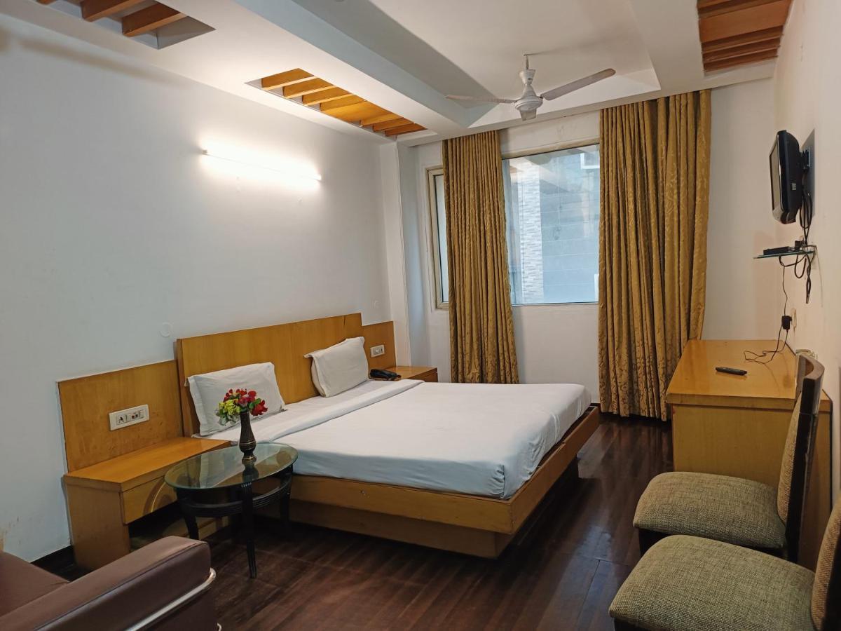 Hotel Tjs Grand Delhi Kültér fotó