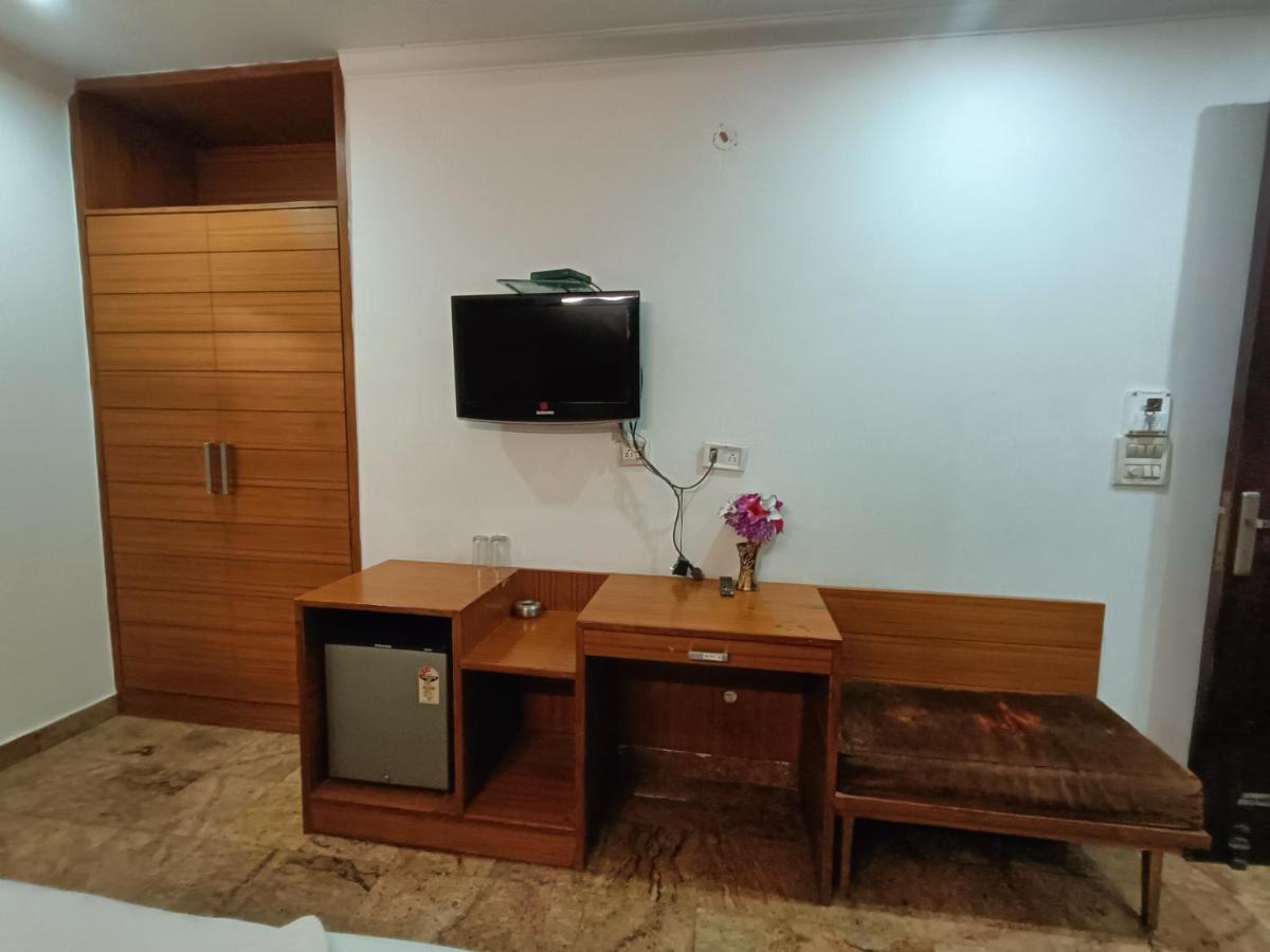 Hotel Tjs Grand Delhi Kültér fotó