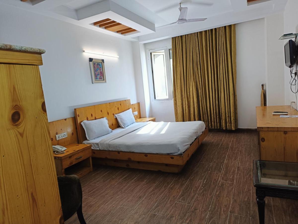 Hotel Tjs Grand Delhi Kültér fotó