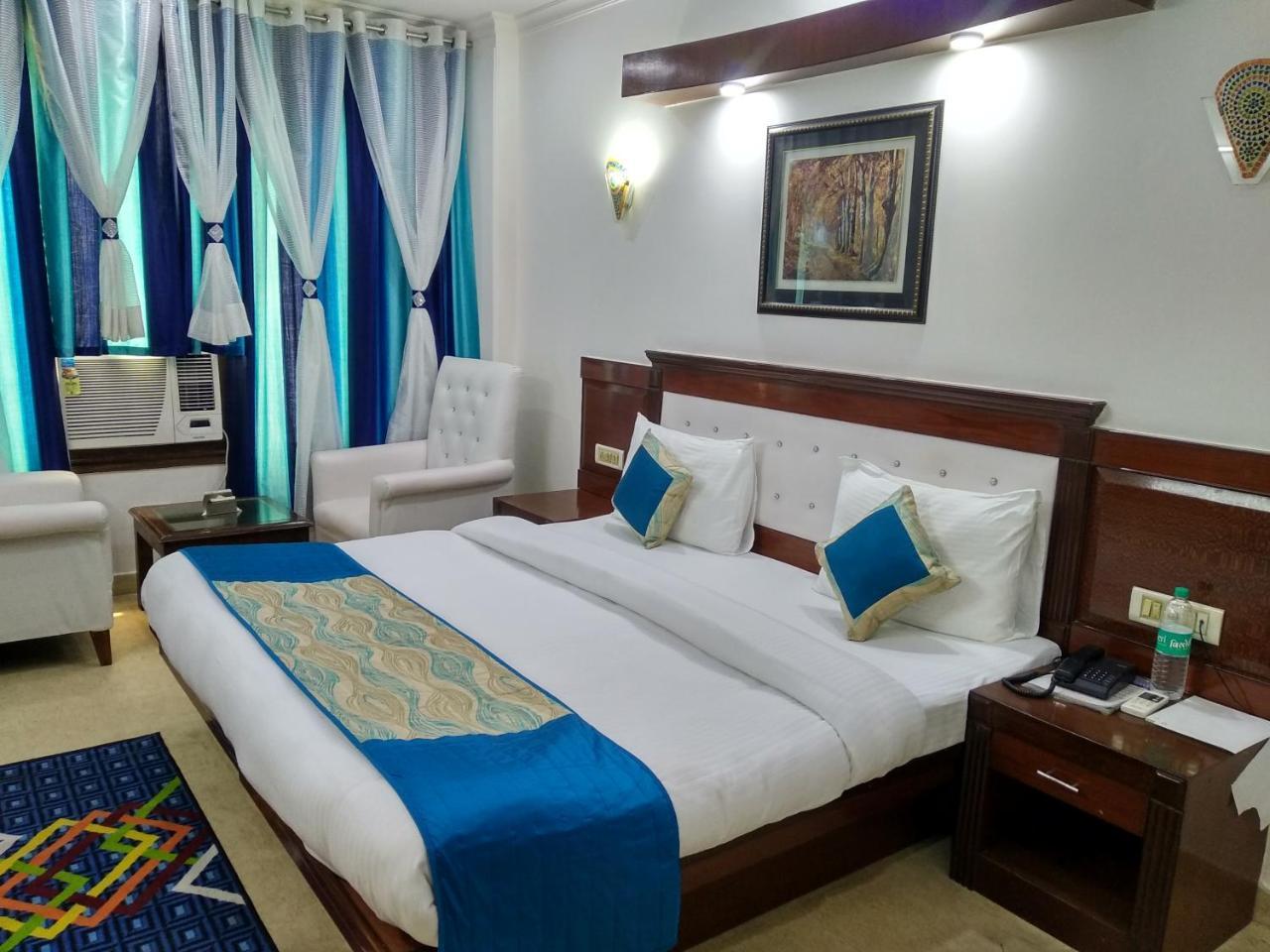 Hotel Tjs Grand Delhi Kültér fotó