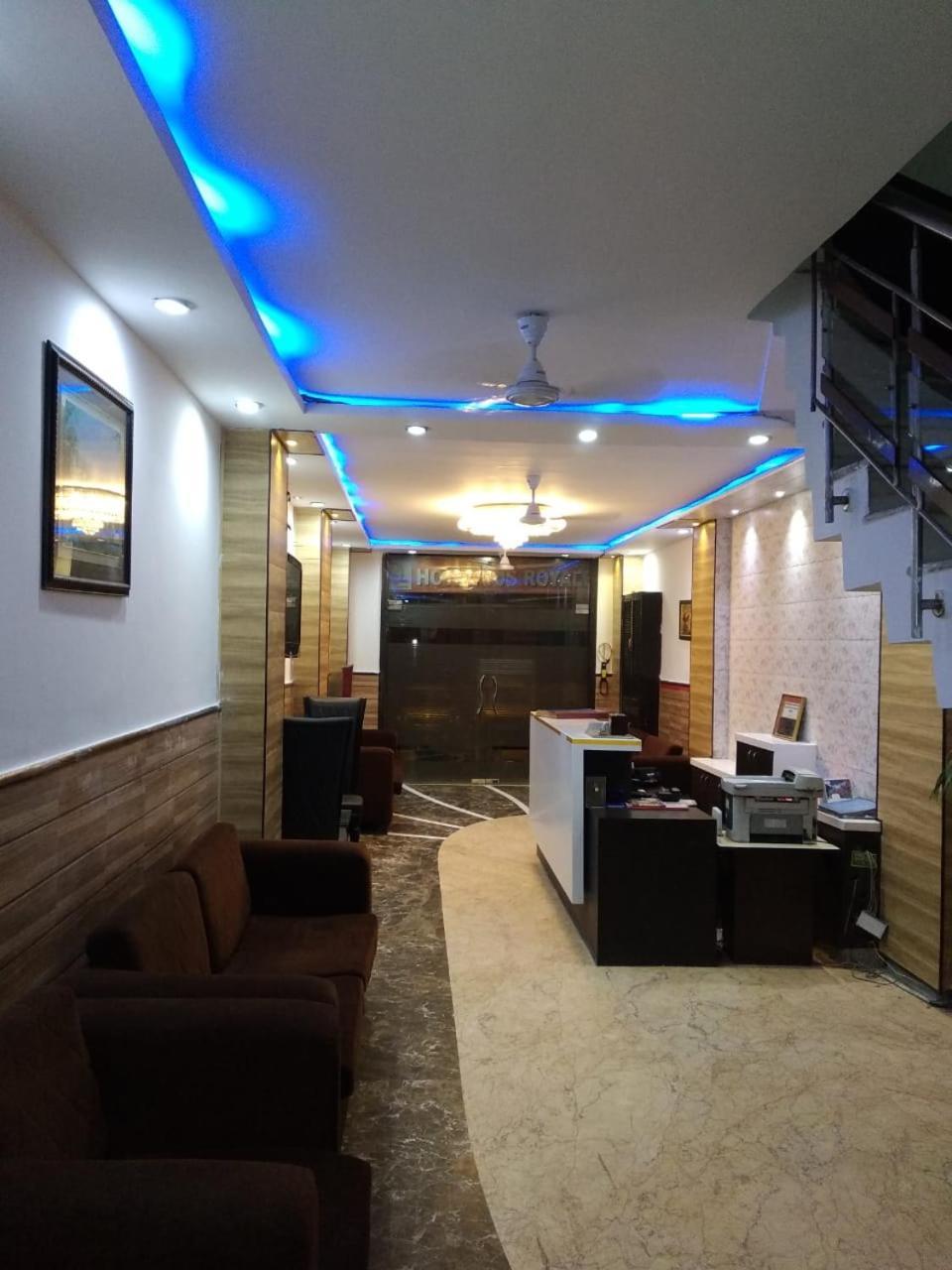 Hotel Tjs Grand Delhi Kültér fotó