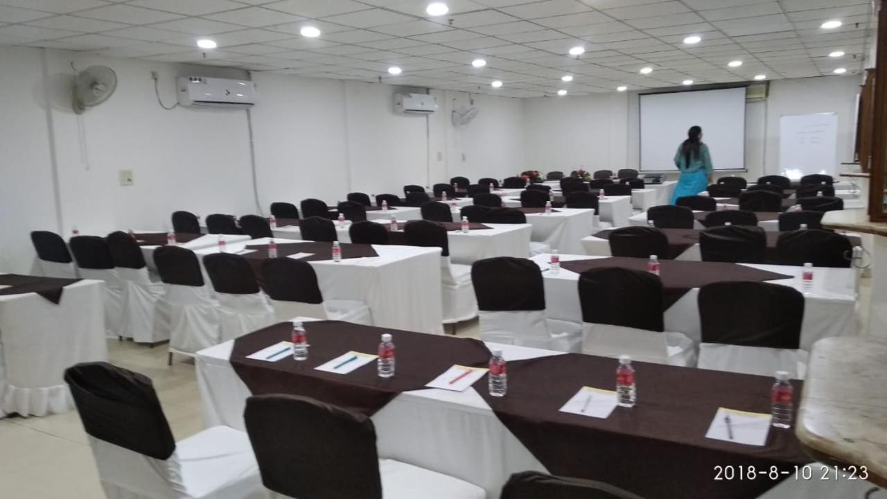 Hotel Tjs Grand Delhi Kültér fotó