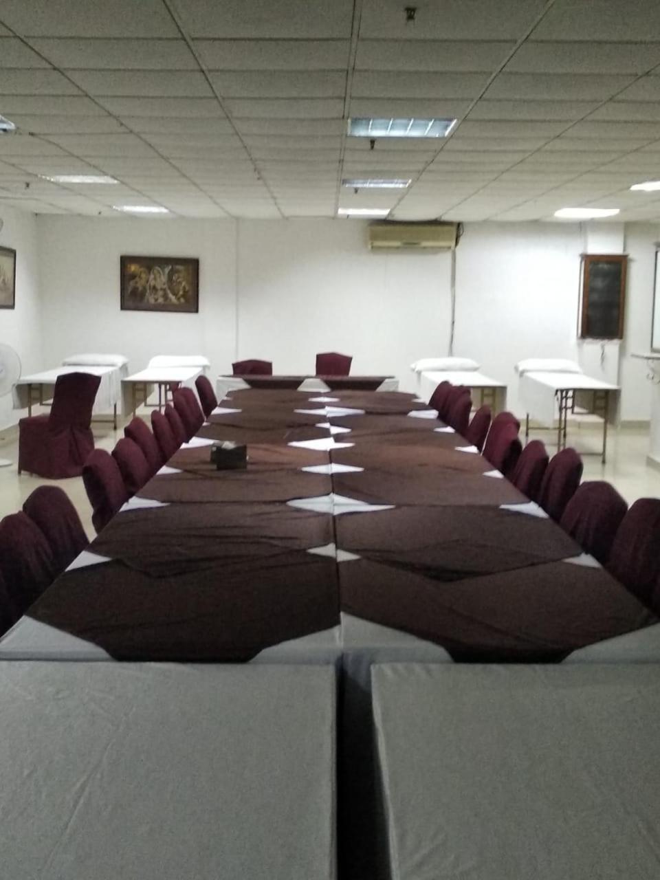 Hotel Tjs Grand Delhi Kültér fotó