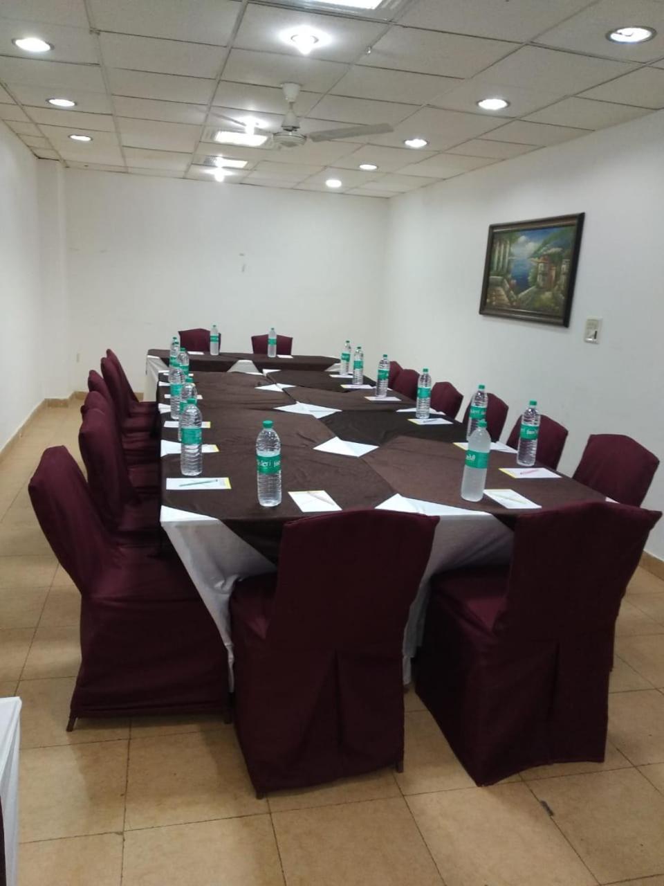 Hotel Tjs Grand Delhi Kültér fotó