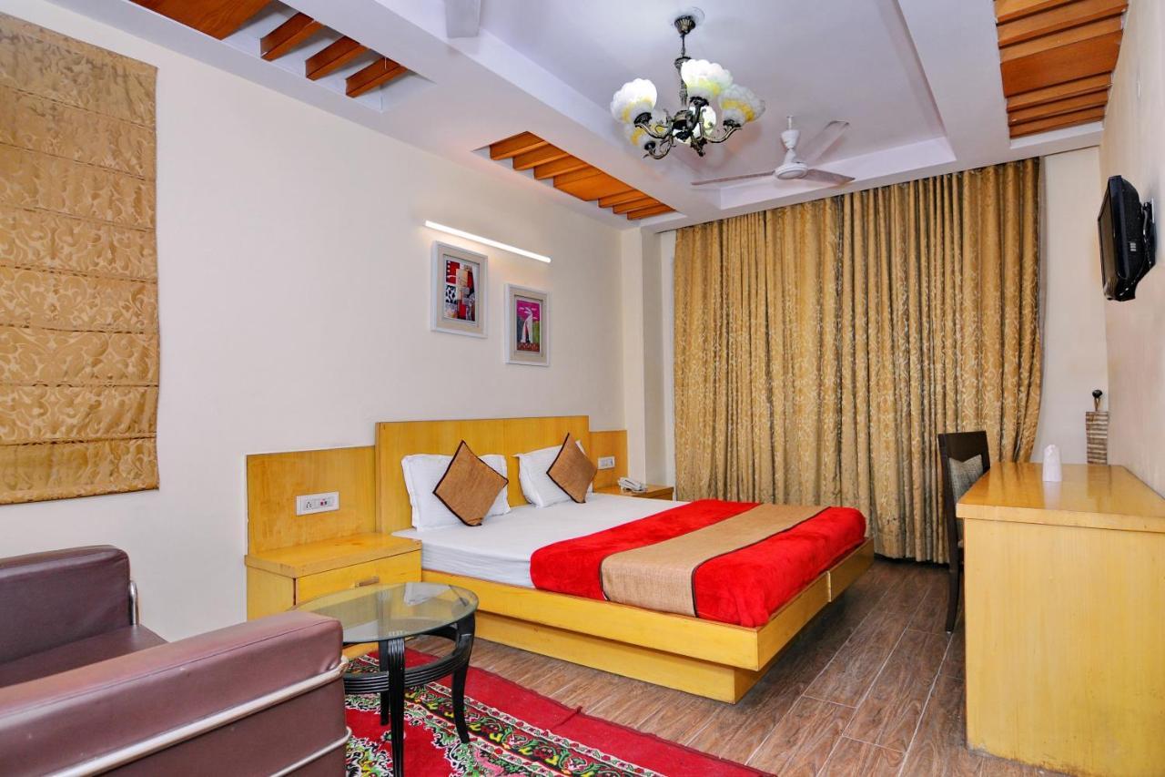 Hotel Tjs Grand Delhi Kültér fotó